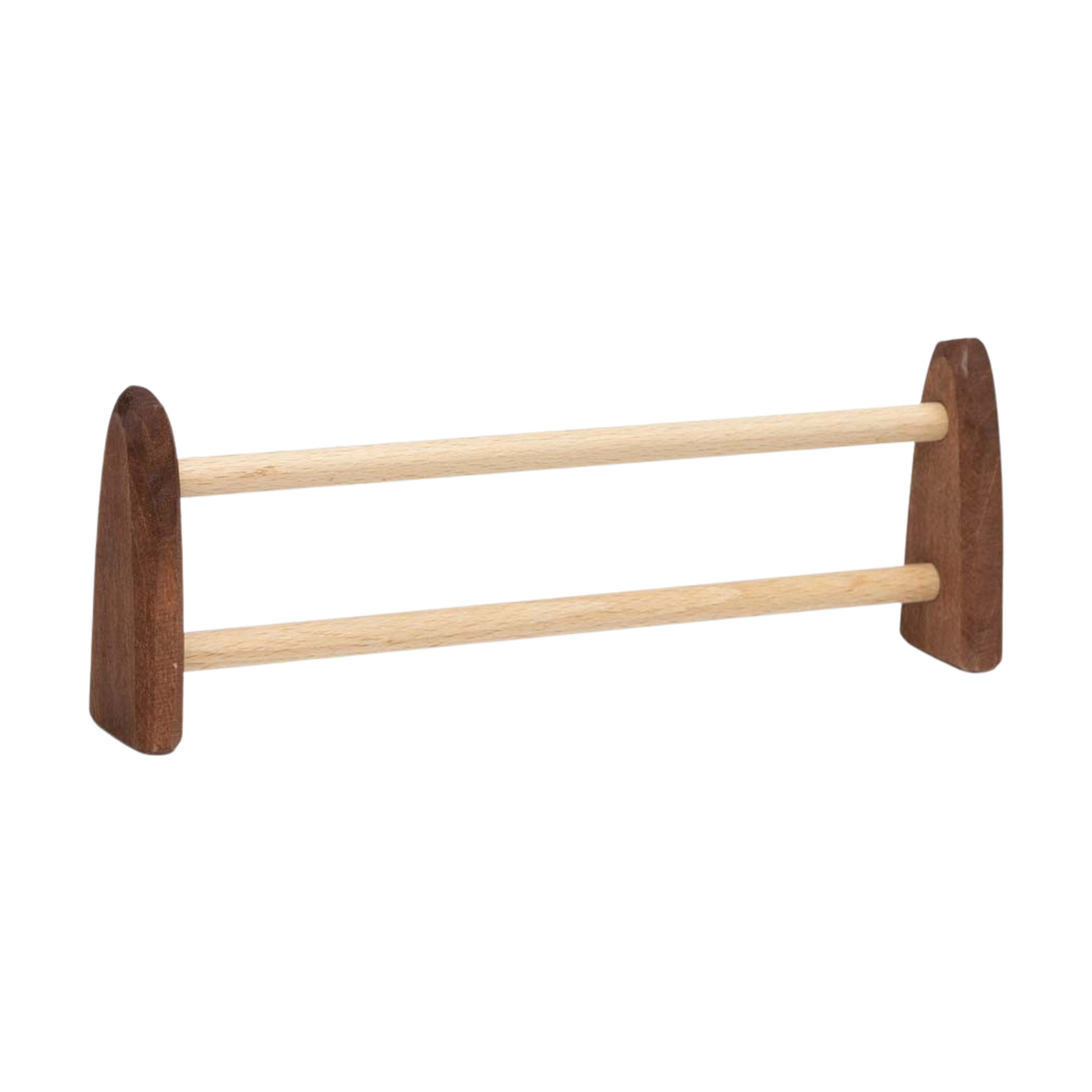 Set: Pferde aus massivem Ahornholz, liebevoll handbemalt, präsentiert auf einem einfachen, freistehenden Holzgestell. Ideal für kreatives Kinderspiel, hergestellt in einer geschützten Werkstätte in Deutschland.