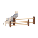 Das Produkt Hürde klein zeigt ein kleines Holzspielset mit zwei stilisierten Esel-Figuren und einem dreiteiligen Holzzaun, das durch minimalistisches Design und nachhaltige Materialien den modernen Stil von KLICKKLACK verkörpert.