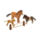 Set: Pferde aus massivem Ahornholz, handgefertigt in Deutschland. Enthält drei liebevoll bemalte Holzpferde und ein Holzsprunghindernis, ideal für kreatives Rollenspiel. Nachhaltig produziert, inspiriert von KLICKKLACKs ästhetischem Design.