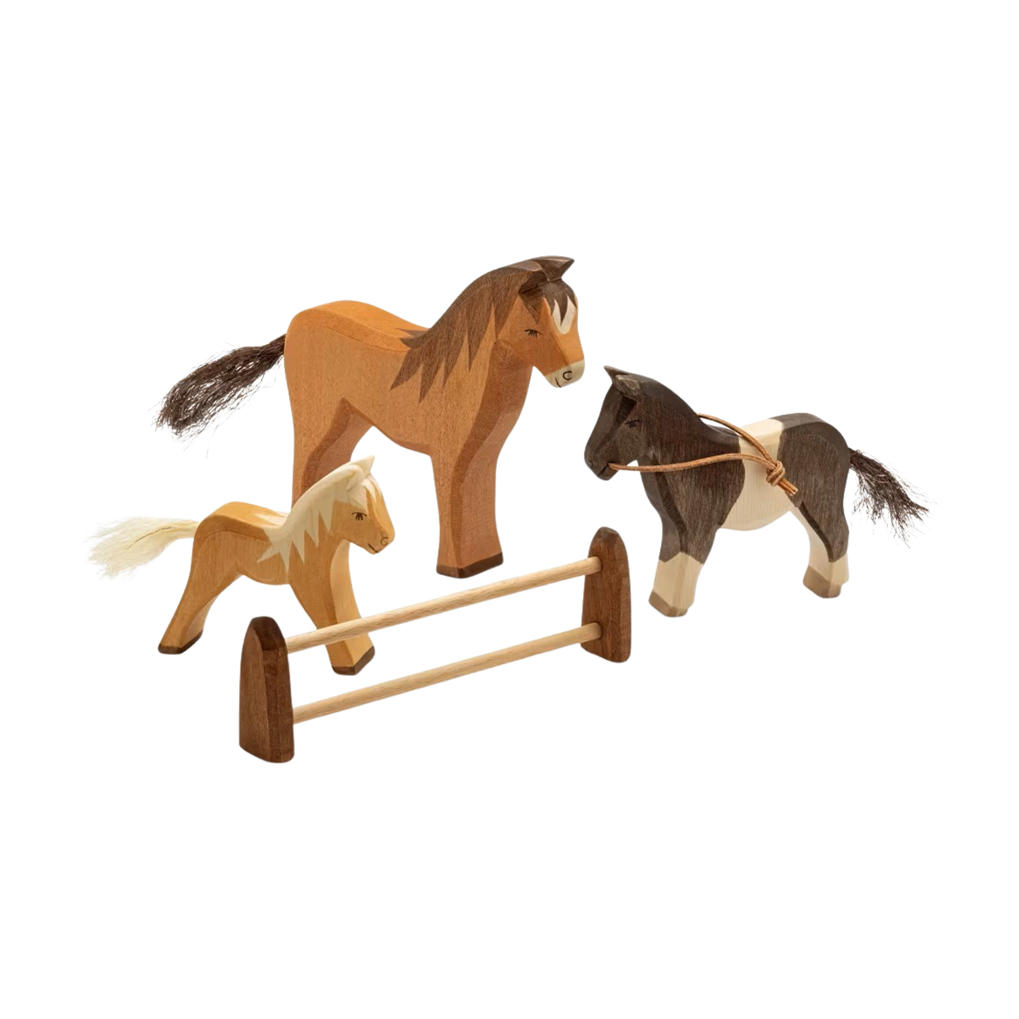 Set: Pferde aus massivem Ahornholz, handgefertigt in Deutschland. Enthält drei liebevoll bemalte Holzpferde und ein Holzsprunghindernis, ideal für kreatives Rollenspiel. Nachhaltig produziert, inspiriert von KLICKKLACKs ästhetischem Design.