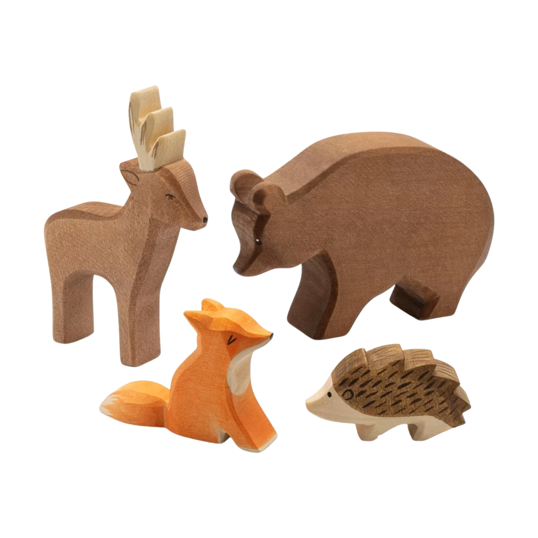 Vier handgefertigte Holzfiguren aus dem Set: Waldtiere von KLICKKLACK, bestehend aus einem Hirsch, Bär, sitzendem Fuchs und kleinem Igel, ideal für nachhaltige und ästhetische Dekoration.